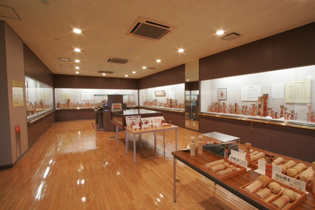 原郷のこけし群　西田記念館